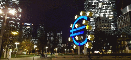 Euro-Symbol im Frankfurter Bankenviertel